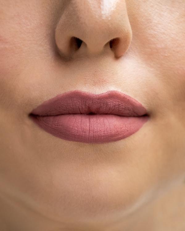 Aquarelle Lips watercolor effect with lightweight PMU pigment