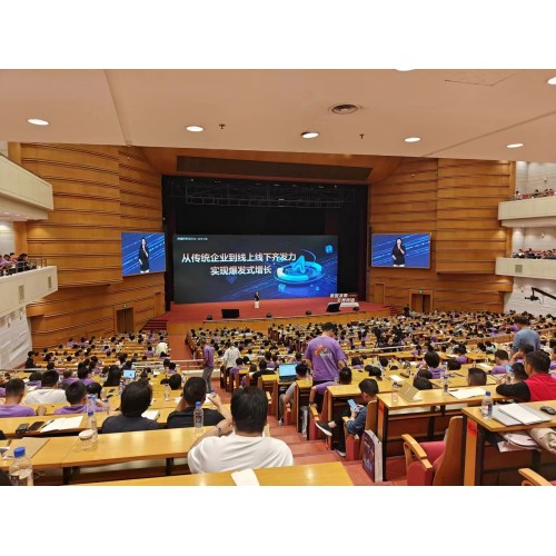 The founder of FCOLOR, a company specializing in digital inkjet printers, discussed the combination of platform applications and AI