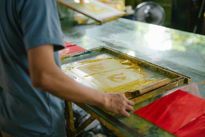 Screen printing machine in operation
