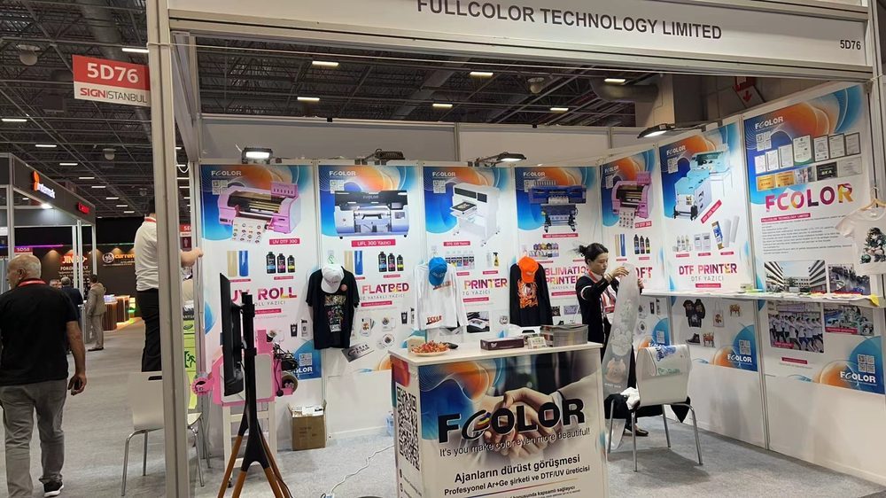Visitors at the FCOLOR booth during SIGN ISTANBUL 2026