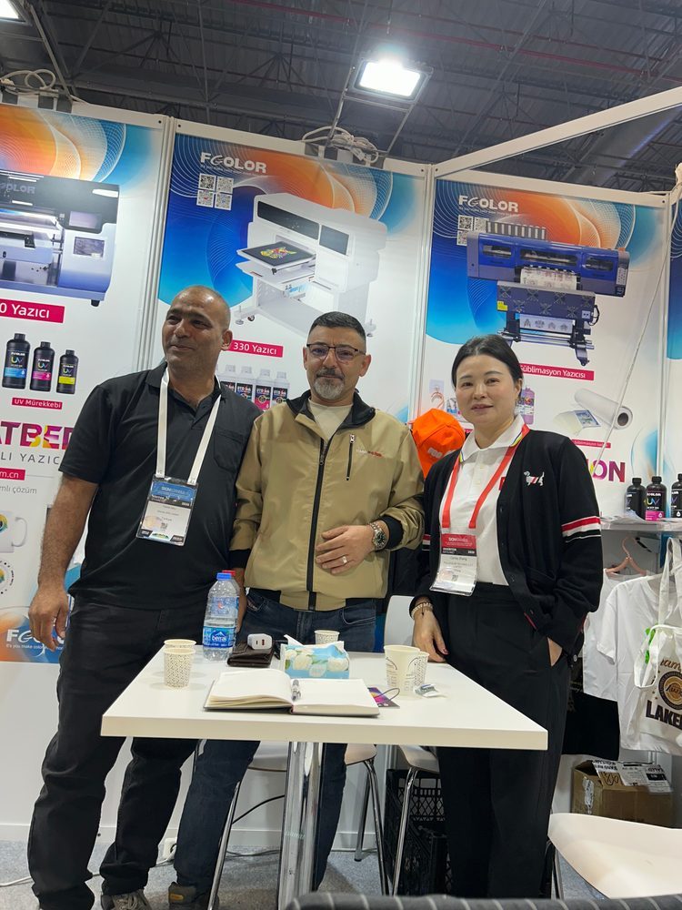 Discussion at the FCOLOR booth table, SIGN ISTANBUL 2026