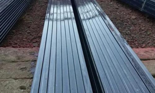 Method of removing oil on the surface of square tube