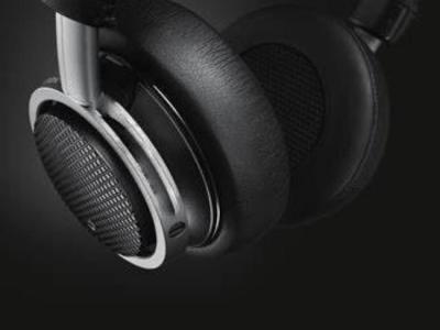 What is the Difference Between Headphones and Earbuds?