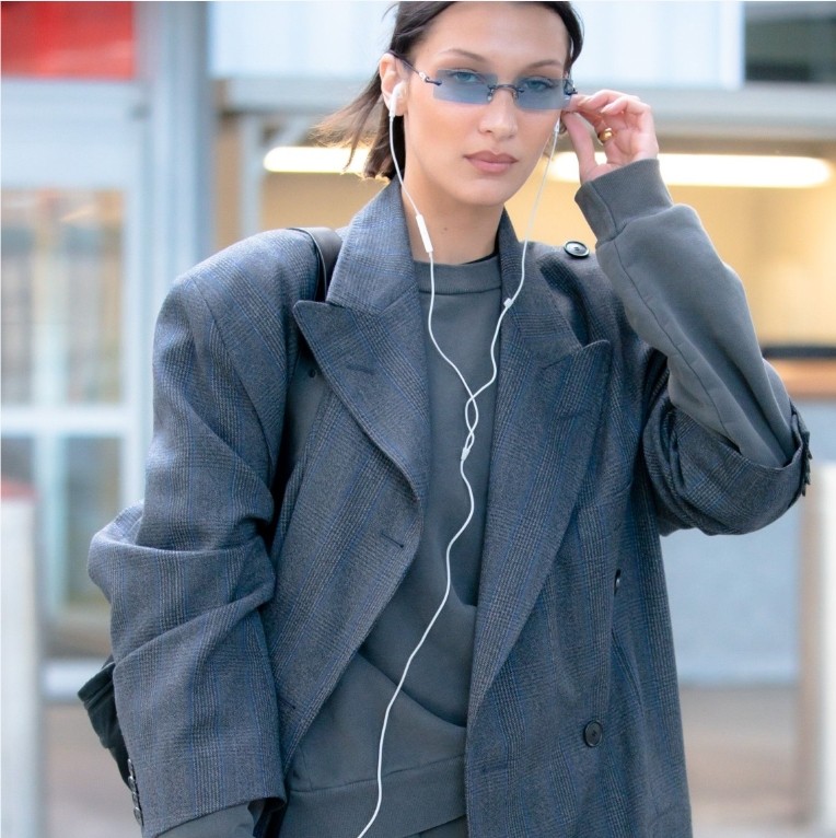 Wired Headphones: the Hot New Accessory in Gen Z Fashion