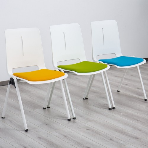 Chaise de formation en plastique empilable de chaise de rangée de meubles de ventes directes d'usine pour l'école de salle de réunion de conférence de bureau