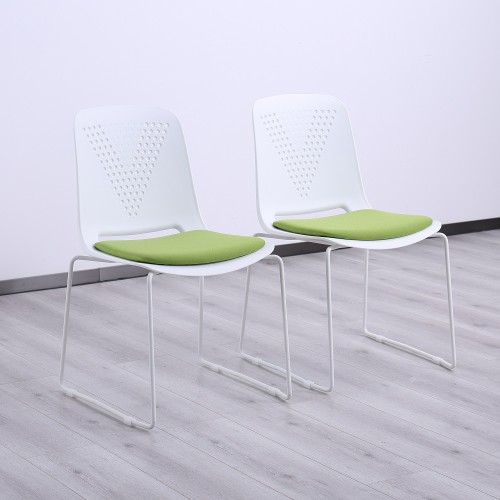 Chaise de formation empilable de bureau en gros chaises de réunion en plastique de salle de conférence pour les espaces multifonctionnels