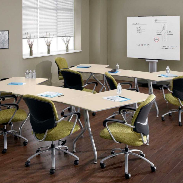 How Training Desks Can Benefit Employee Learning