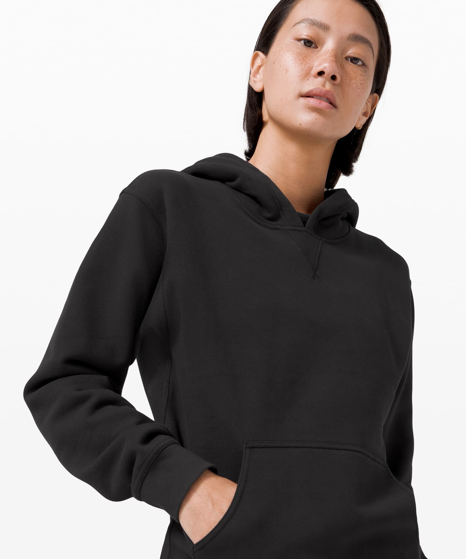 Comment les filles portent-elles des sweats à capuche ?