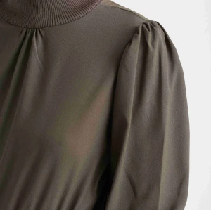 220002 Vestido de punto de manga larga con cuello alto