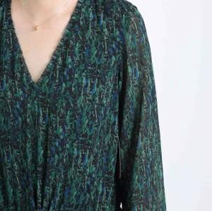220443 Vestido de manga larga con cuello en V en estampado