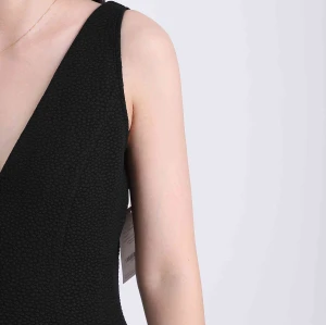 223065 Vestido sin mangas con cuello en V
