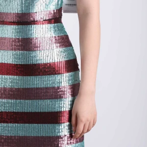 223070 Vestido de lentejuelas de manga corta con cuello redondo