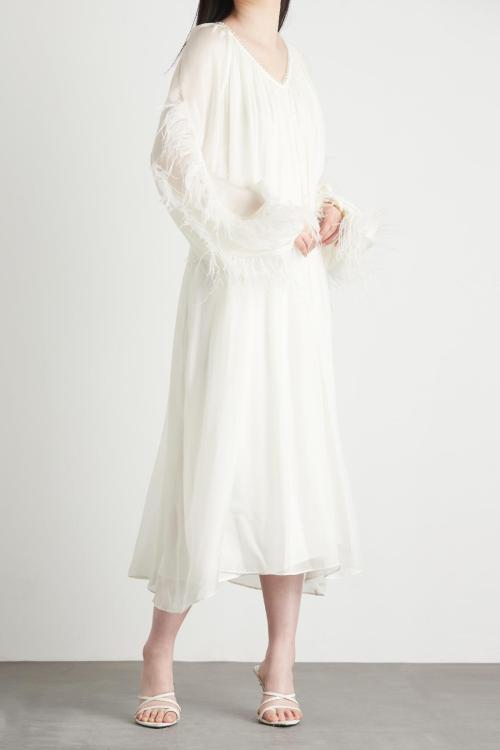 Long sleeve dress with beige pearl collar and ostrich feather