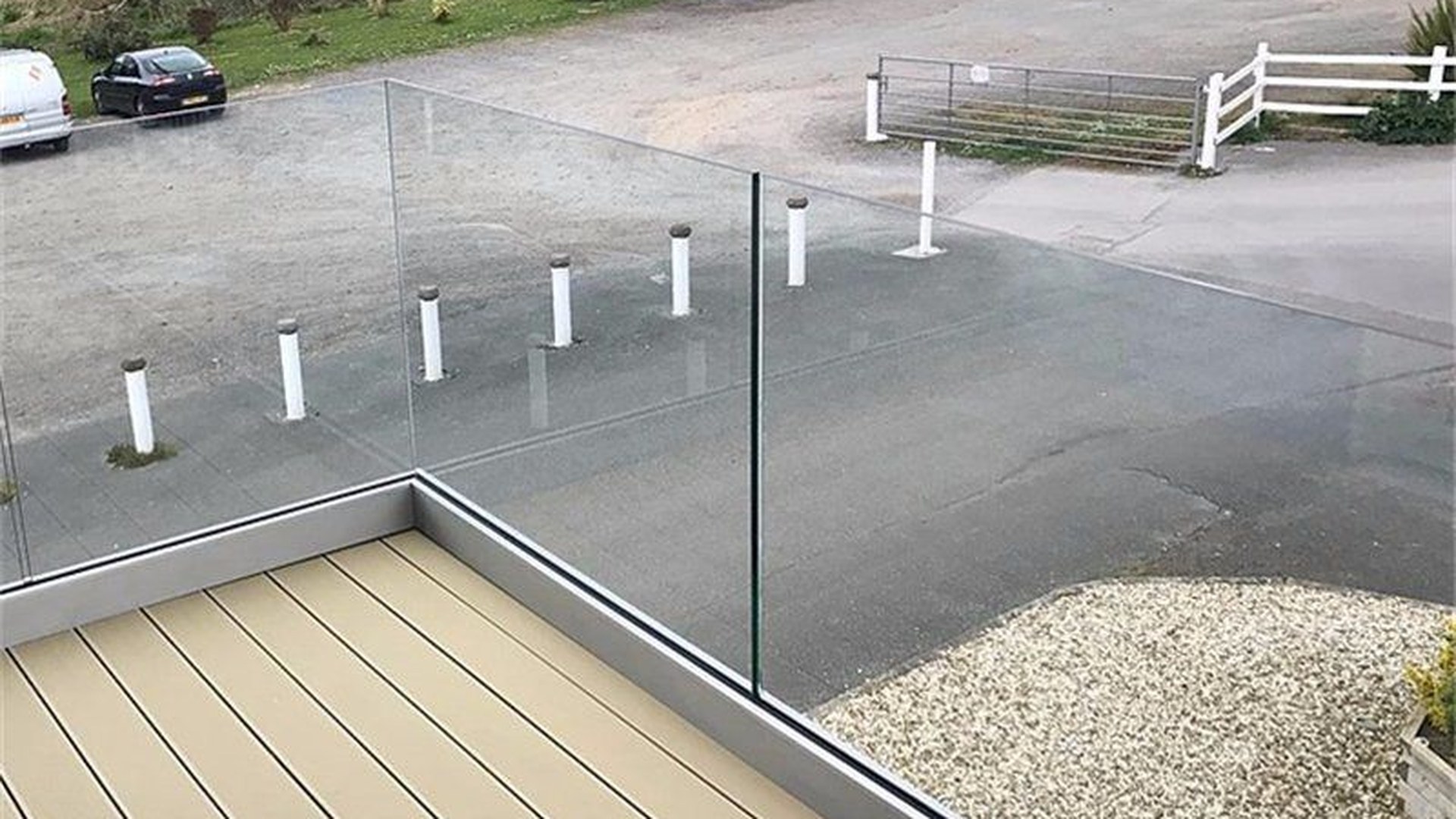 A frameless balustrade in a base channel: how the glass is held decides whether it counts as fully framed, partly framed or frameless in the selection table.