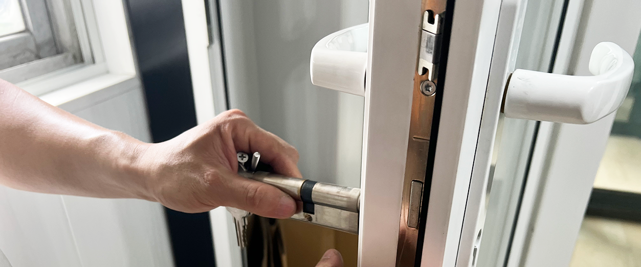 install Folding door handle