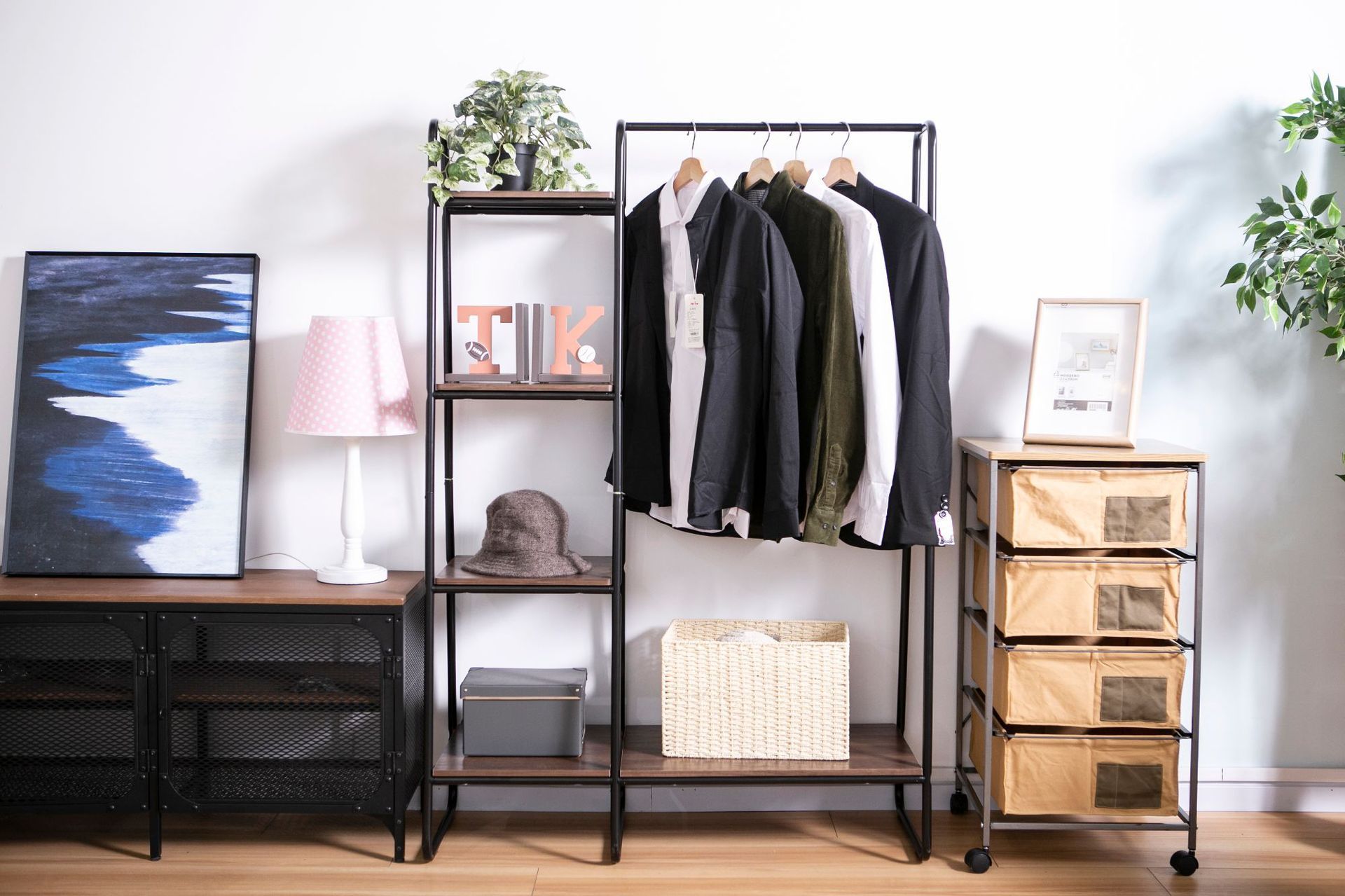 Coat rack in black