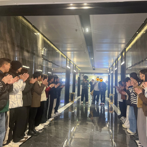 Клиент из США впечатлен Rainbow Touches, размещает заказ и приводит рекомендации