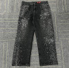 Rainbow Touches presenta sus jeans holgados con pedrería para hombre: el lujo redefinido