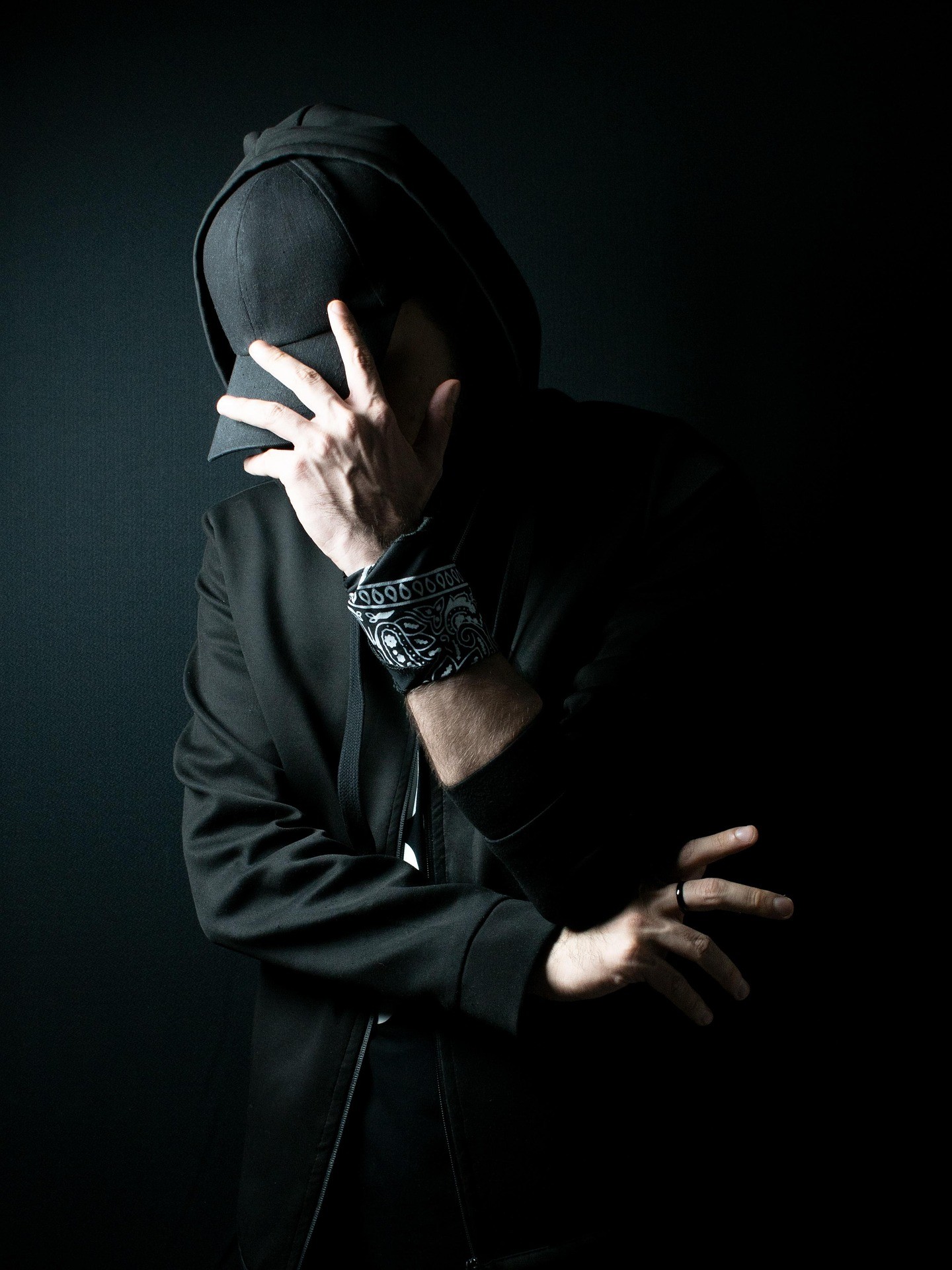 Oversized black streetwear hoodie fabric and construction quality