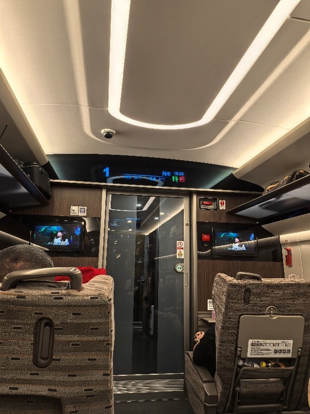 Comfortable first class on China's high-speed rail
