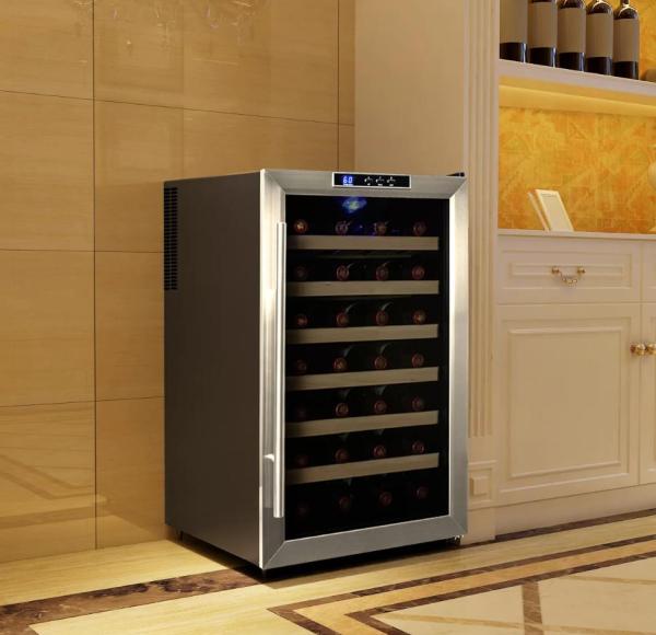 Um refrigerador de vinho autônomo pode ser colocado sob o balcão?