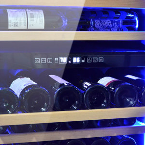 Venda por atacado LED branco vidro duplo frigorífico e centro de bebidas ZS-B459 para armazenamento de vinho com rack de madeira de faia