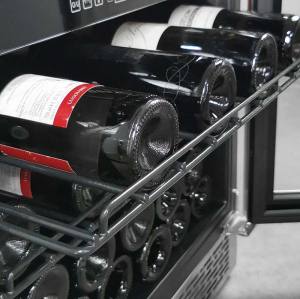 Großhandel 24-Zoll-Einbau-Weinkühlschränke ZS-A150 für die Weinlagerung in der Küche mit Drahtgestell und Edelstahltür