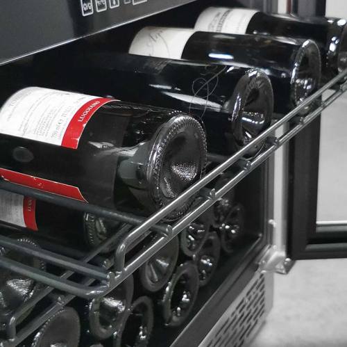 Refrigerador de vino de doble zona negro al por mayor ZS-B145 para almacenamiento de vino de 24 vasos con estante de 4 alambres