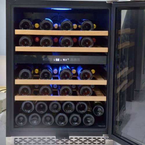 Venta al por mayor, refrigerador de vino de vidrio de doble temperatura de 24 pulgadas, gabinete de vino refrigerado de enfriamiento rápido ZS-B150 con madera de haya