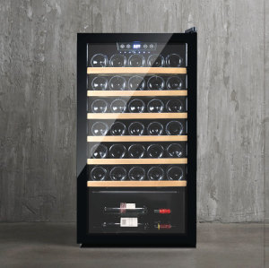 Venta al por mayor de 33 botellas de bodegas de vino independientes en la esquina ZS-A86 para almacenamiento de vino con estante de madera de haya y puerta de vidrio completa