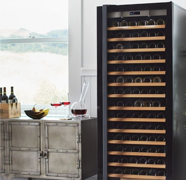 Qual é o tamanho médio de um refrigerador de vinho?