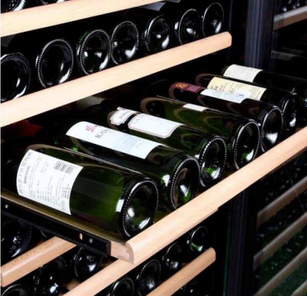 Qual é a capacidade do refrigerador de vinho?