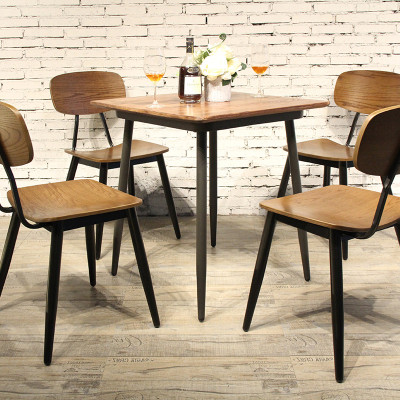 Los muebles interiores del restaurante fijan la mesa y las sillas de madera de 1 mesa 4 sillas