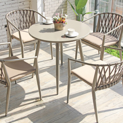 Juego de sillas de mimbre y mesa redonda de metal Juego de muebles impermeables para jardín