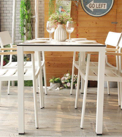 Las mesas y sillas de muebles de restaurante al aire libre establecen una gran cantidad de contenedores