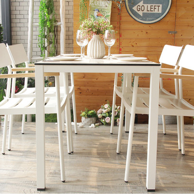 Las mesas y sillas de muebles de restaurante al aire libre establecen una gran cantidad de contenedores