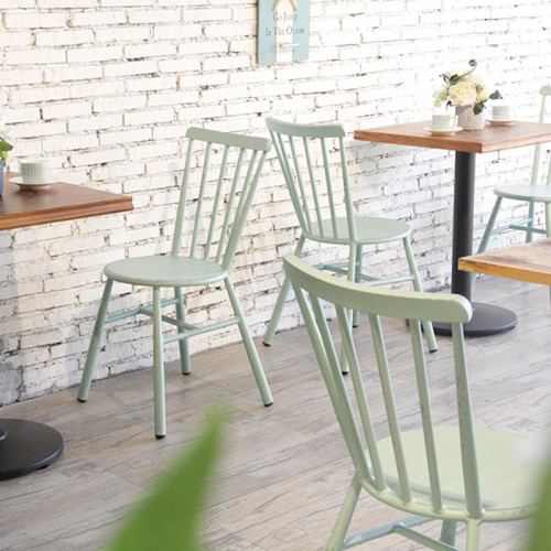 Chaises empilables de meubles de salle à manger commerciales de chaise de salle à manger en métal de restaurant d'intérieur