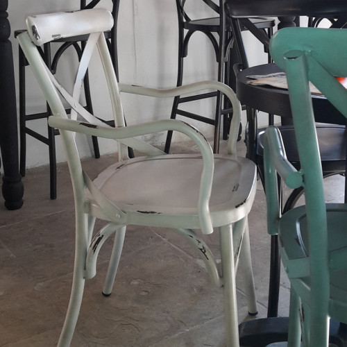أثاث المقهى كرسي معدني على الطراز الصناعي مع مسند للذراع كرسي لتناول الطعام في مطعم