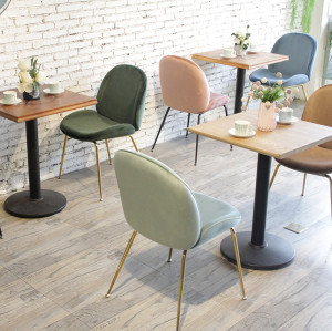 Restaurant d'intérieur de chaise de velours dinant la chaise moderne de tissu de cadre en métal de meubles