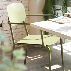 Table d'appoint de jardin extérieur et chaise empilant le fauteuil pour le restaurant extérieur et le jardin