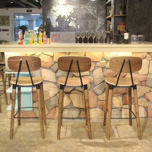 La barre en bois solide de meubles de barre en bois préside le restaurant d'intérieur et les chaises hautes de barre