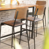 أثاث كرسي بار تجاري للاستخدام الداخلي للمطعم وبيسترو جلود كرسي مرتفع خشبي