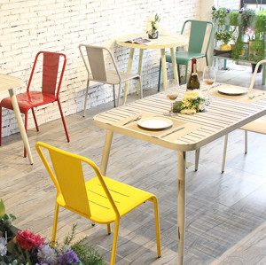 Chaise de salle à manger colorée en métal de meubles de magasin de service alimentaire pour le restaurant et le café d'intérieur