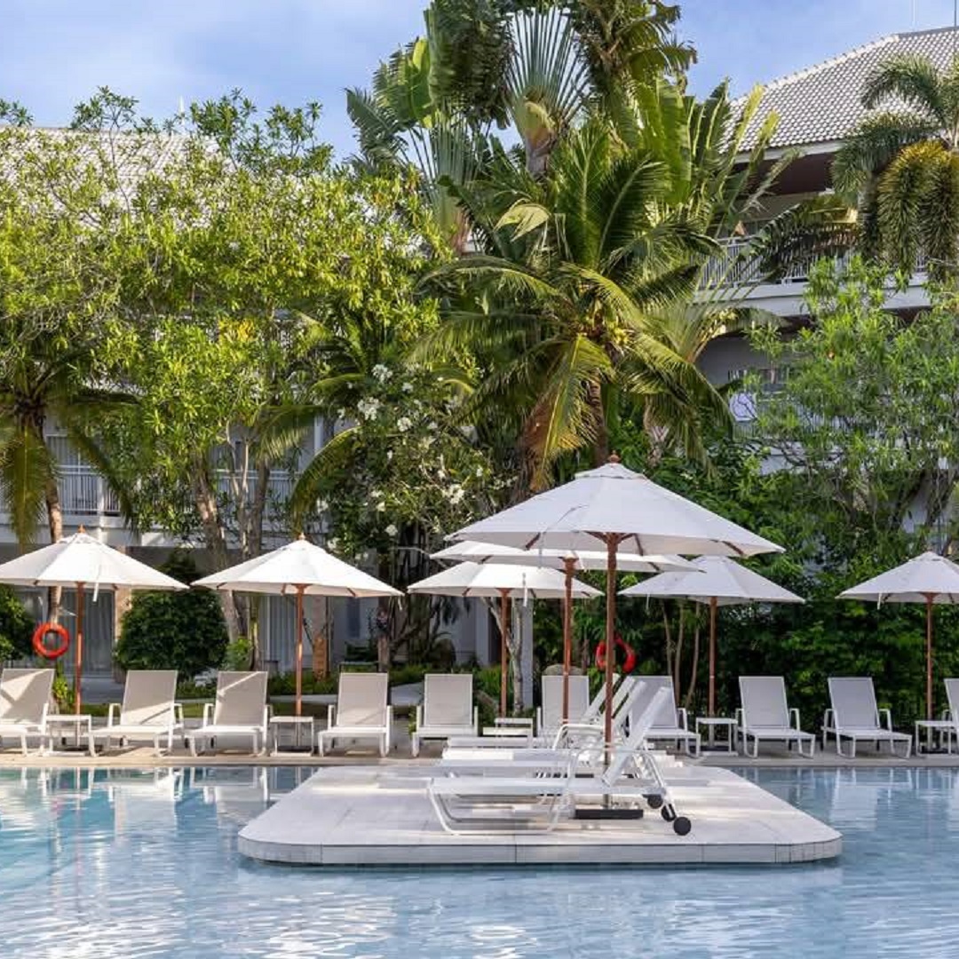 Luxury Outdoor Lounge Chairs And Outdoor Umbrellas