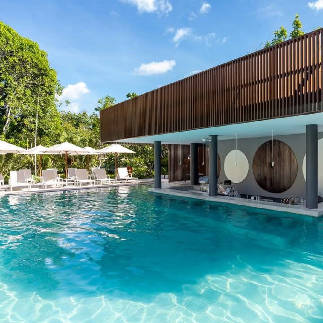 Luxury Outdoor Lounge Chairs And Outdoor Umbrellas