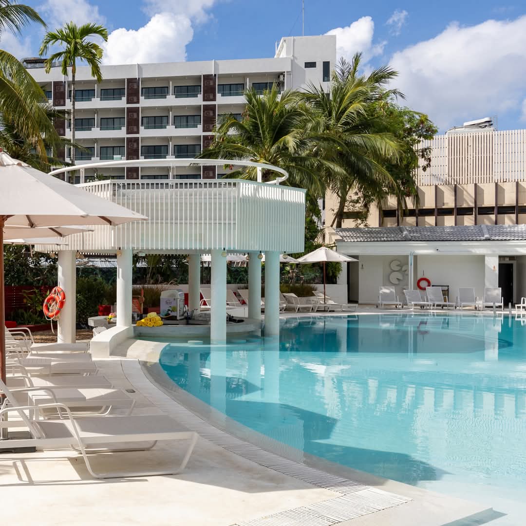 Luxury Outdoor Lounge Chairs And Outdoor Umbrellas