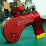 2-1/2" Square Drive Hydraulic Torque Wrench with  reaction arm