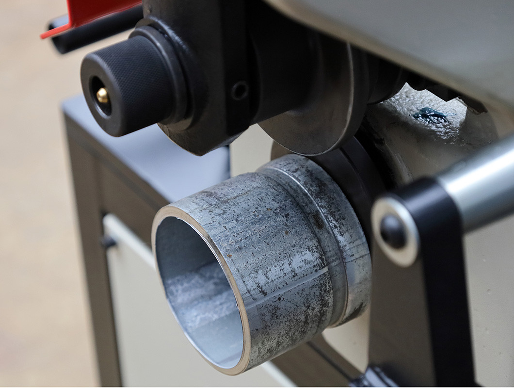 Pipe rolling and grooving machine
