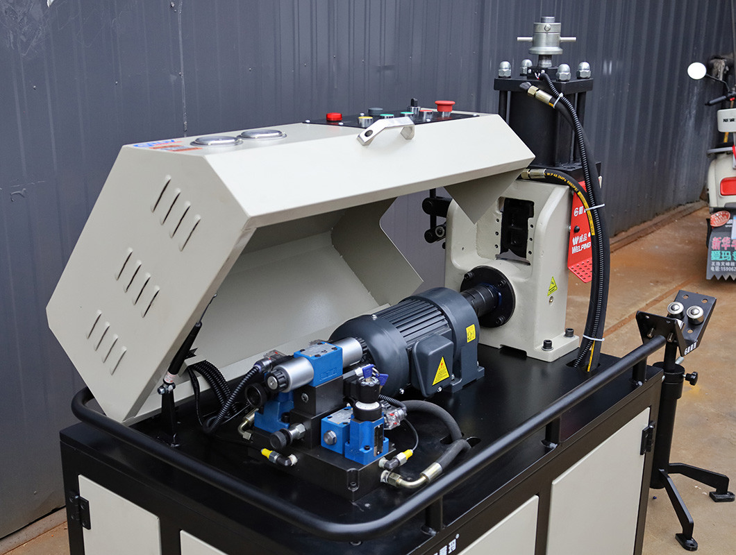 Hydraulic rolling groove machine