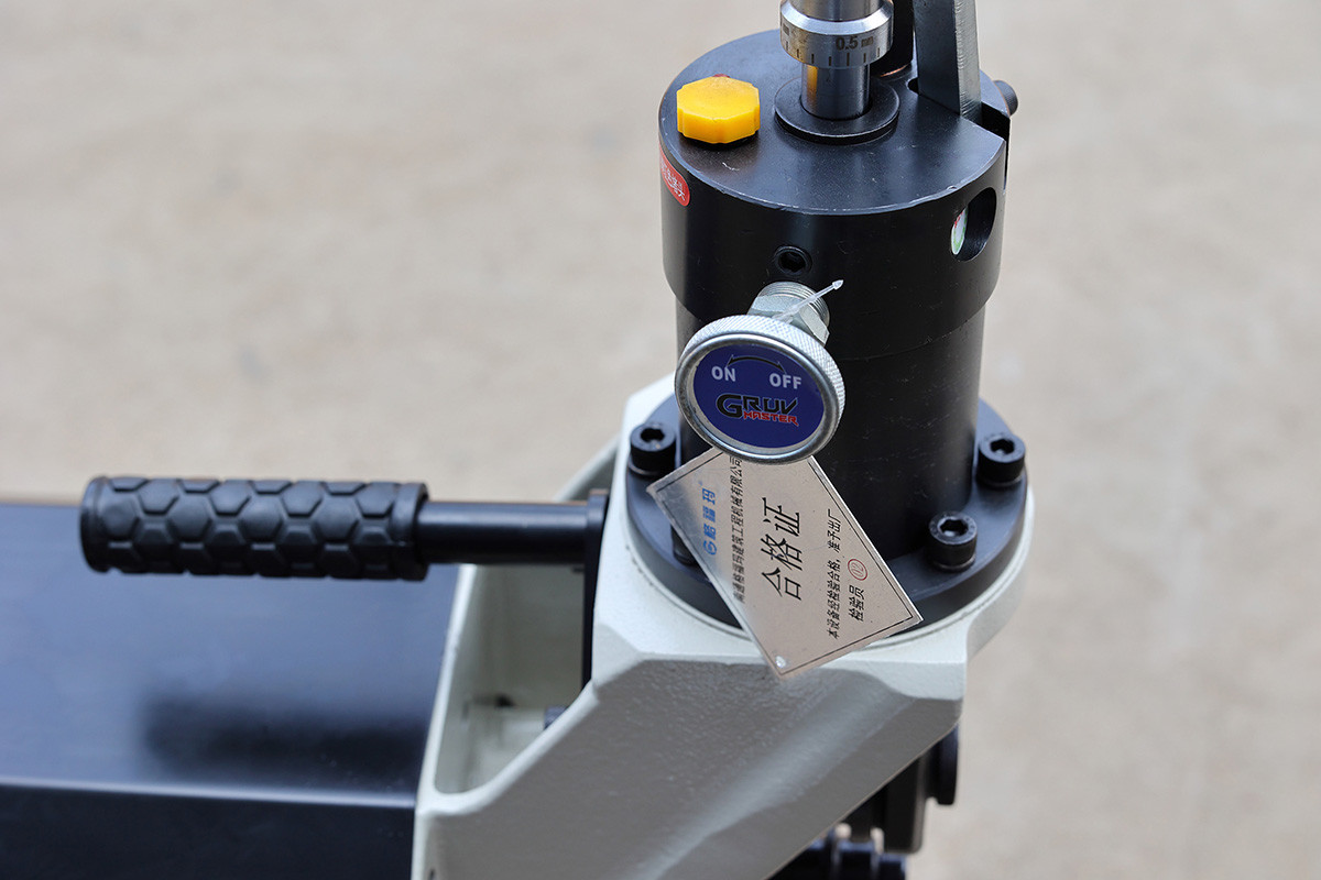 Roll grooving machine